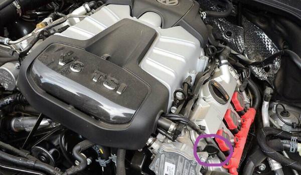 大众途锐的机油尺在哪里引擎舱发动机上方位置