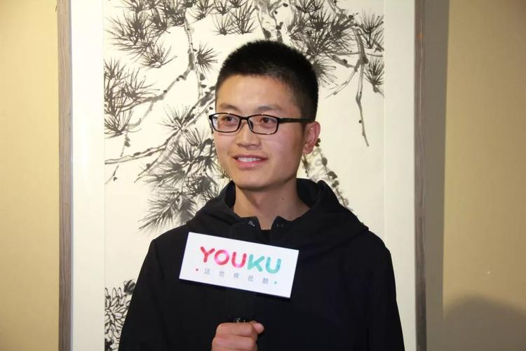 张泽端接受媒体采访参展雕塑家段澄接受媒体采访展览作品"新时代