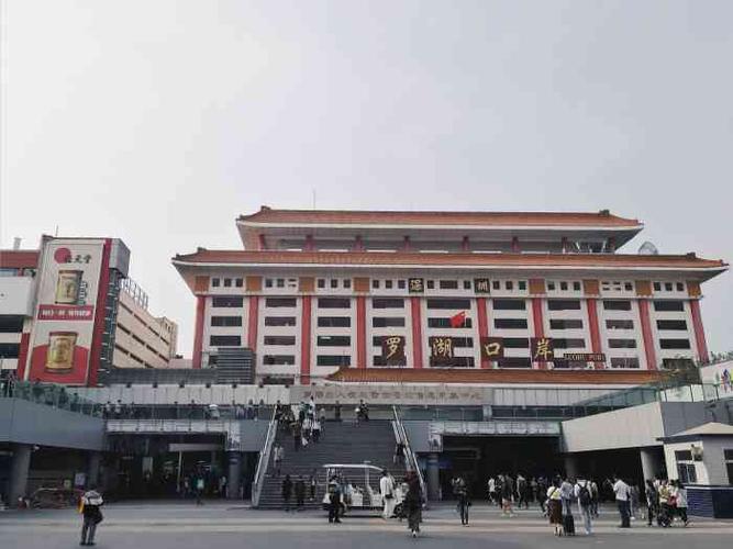 罗湖口岸交通楼停车场-"从深圳到香港过关,跟着人流走没错的.好老.