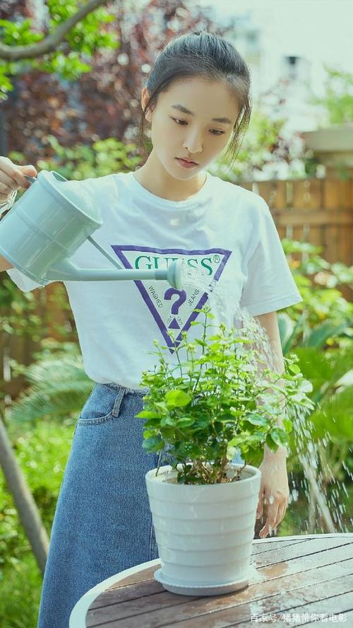 吴倩,笑容甜美,清新脱俗