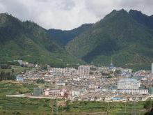 我村今后的发展重点是: 投资1400万元新建社区商贸市场.