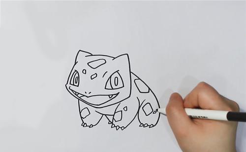 3,画出妙蛙种子背上的花朵,然后开始上色,用蓝色涂妙蛙种子身上的斑纹