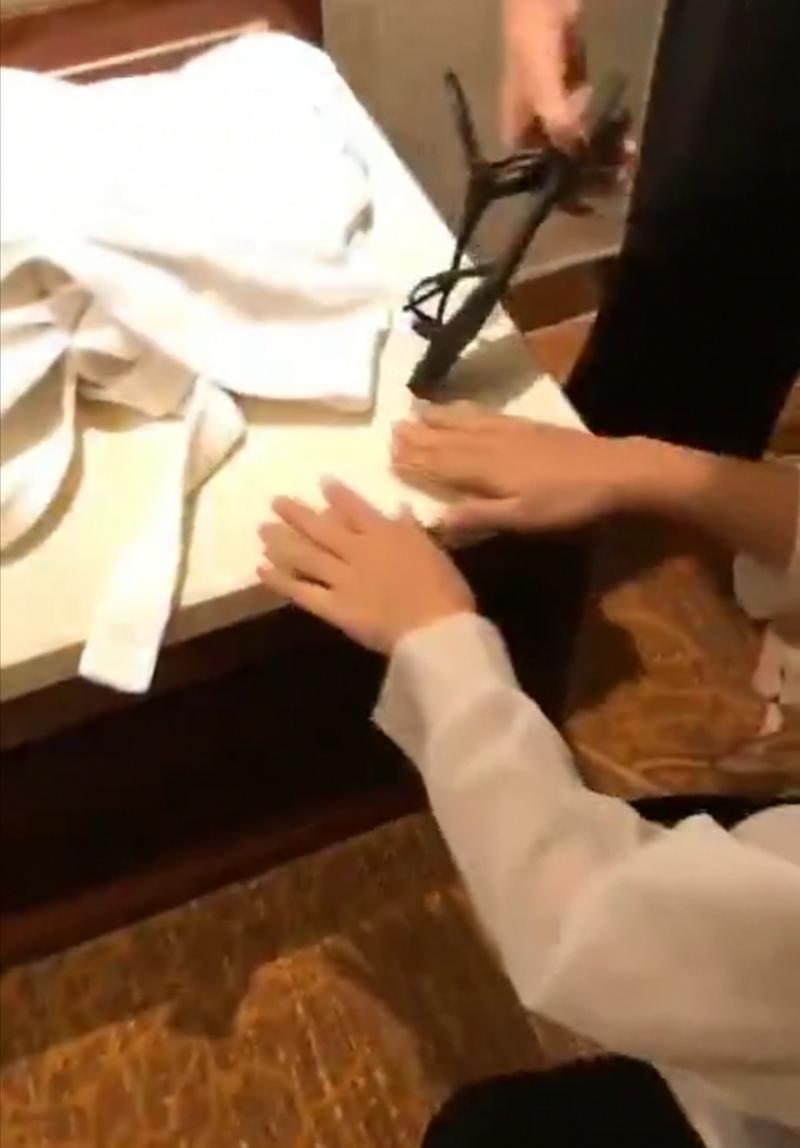 湖南少女惨遭三名女生凌辱,逼其用鞋和衣架抽打,被打成香肠嘴