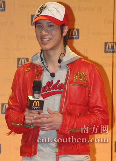 不受张惠妹"怀孕"影响 王力宏上海为m记高歌 (组图)