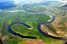 中国湖北省境内的荆江两岸,牛轭湖众多,就是因为这个地区的地势低平