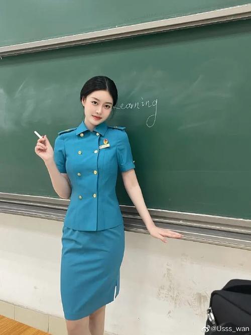 比如今天这位国航预备空姐,她叫丁苏婉@us婉,今年20岁,身高171cm