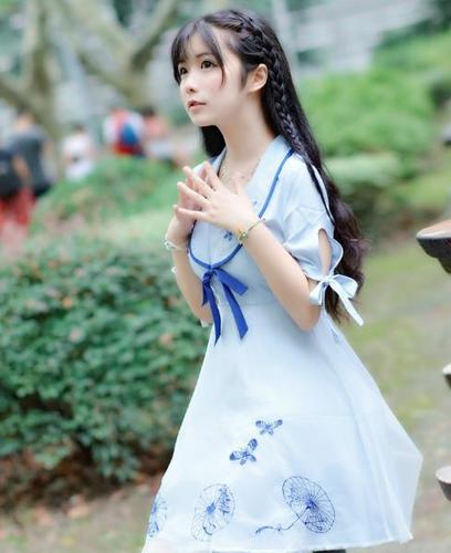 汉服拍摄:图一小姐姐身穿一袭红衣,妆容淡雅,宛若北方的佳人!