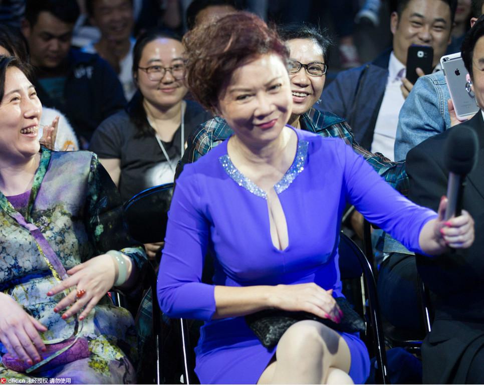 55岁蔡明穿深v显性感 大秀事业线(组图)(7/8)