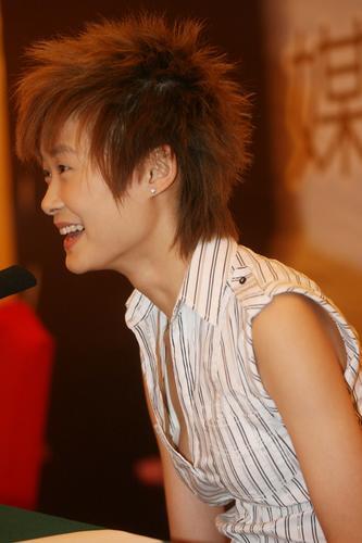李宇春你穿成这样能不走光吗(图)