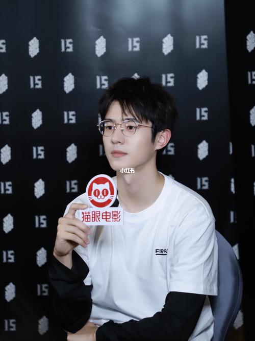 怎么会有戴眼镜这么好看的男生?_眼镜_刘昊然_白衬衫