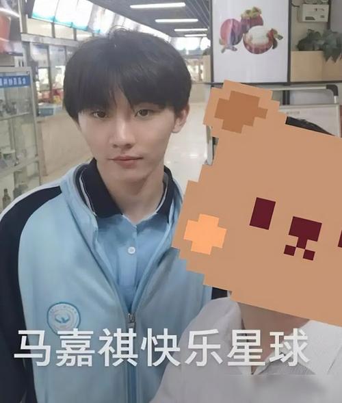马嘉祺"上课照"被传,穿蓝色校服趴在桌子上,这颜值真实存在?