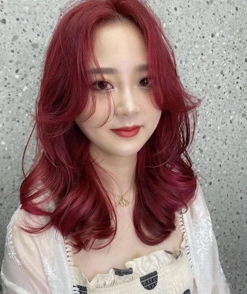 这款带点棕红发色的微卷发, 发色特别容易驾驭, 几乎不调肤色又很