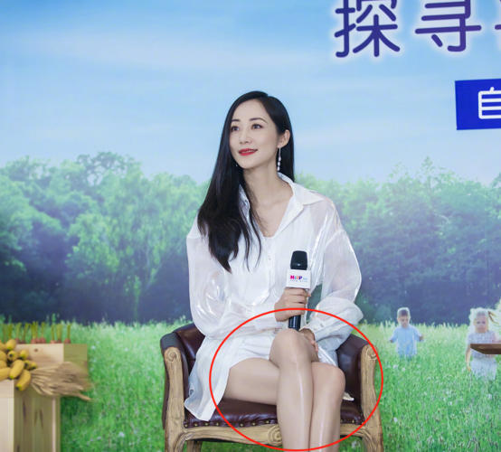 韩雪晒活动美照,穿10cm凉鞋坐姿优雅,却被"高光腿"抢镜!