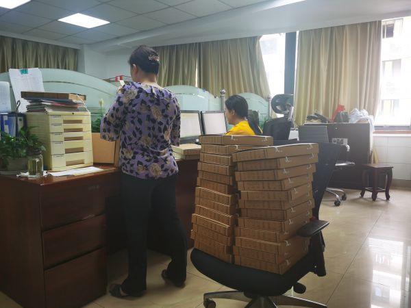 档案管理人员正在分盒整理档案