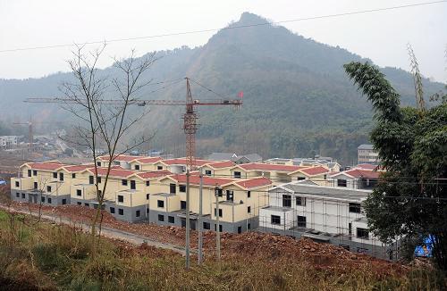 这是1月7日在四川省雅安市芦山县芦阳镇黎明村拍摄的正在建设的新村