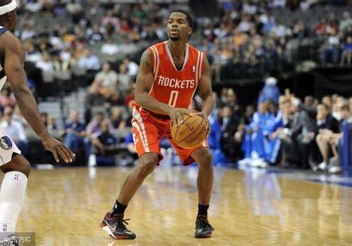 曾经姚明的队友火箭队的小黑豆阿隆布鲁克斯加入尼克斯队