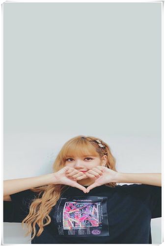 lisa超甜的写真,一头金色头发,超级抢眼