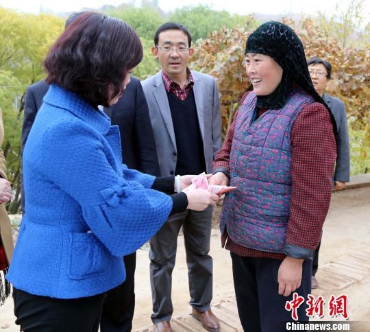 8万元设立的"贫困高中助学金"29日在青海省海东市循化县发放.