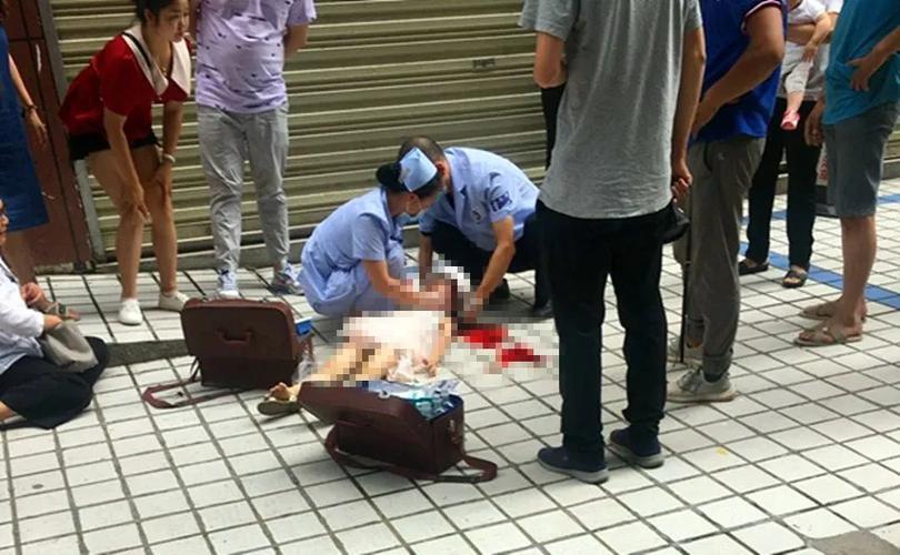 好心痛!通江一小女孩倒地昏迷,疑因高层坠物砸中头部所致