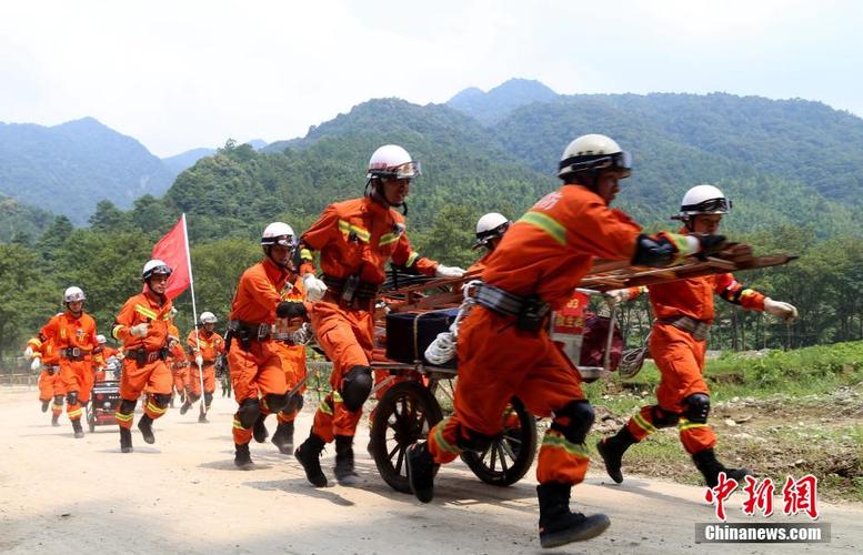 贵州消防官兵进行高山急救援实战演练-中国新闻网
