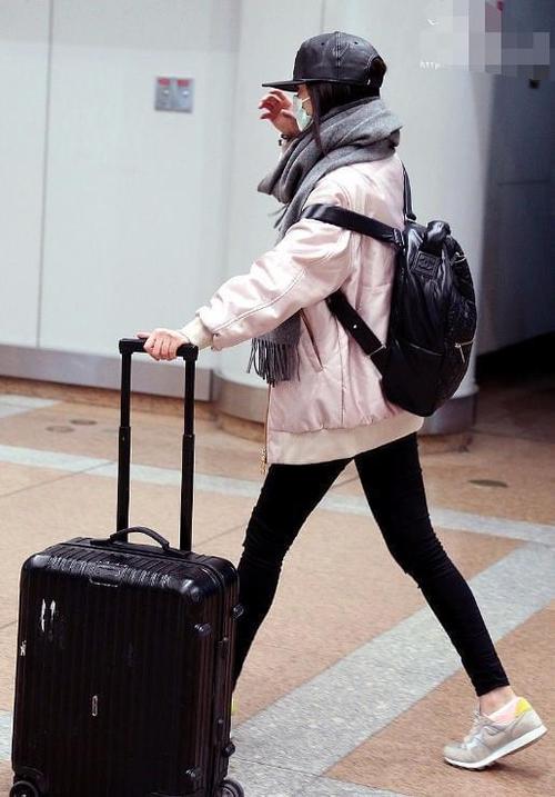 同款行李箱杨幂拉了5年女星行李箱都长什么样