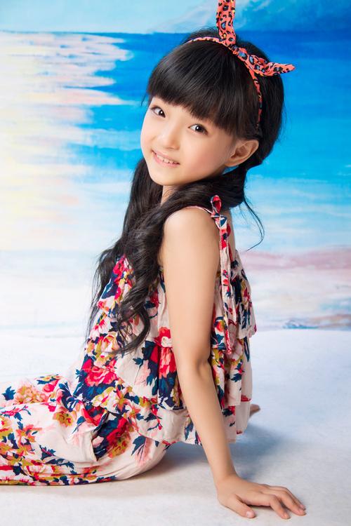 中国小童星,能歌善舞还是一名专业的小模特,小演员