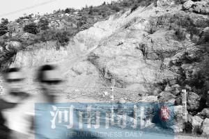 淅川县老城镇石家沟村,路旁山体岩石裸露