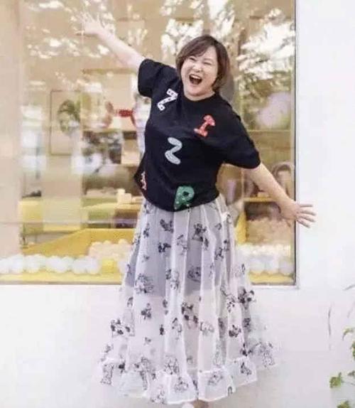 当一百五十斤贾玲碰上七十斤鲁豫, 穿同款裙子, 网友