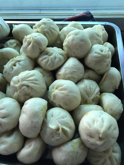 中午表妹又用山野菜给我们蒸的包子,用农村的大土灶开锅后蒸15分钟