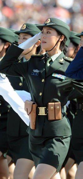 就在栾馨和其他16名领队候选人站在一起训练时,她就做好了吃苦的思想