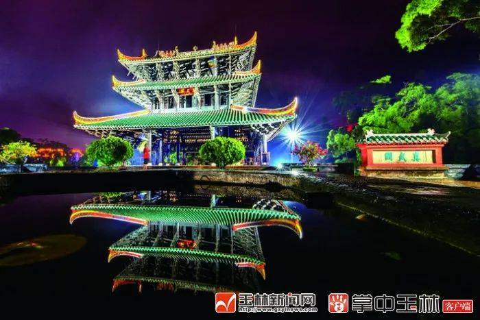 绚丽的灯光与平静的绣江河面相映成趣,五光十色,犹如一幅美丽