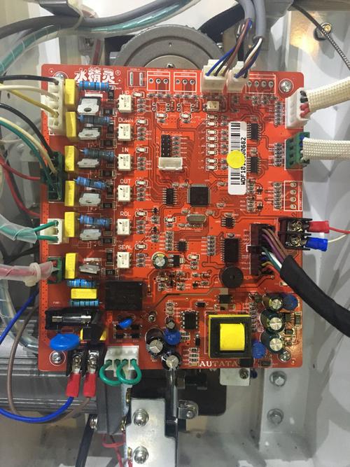 一块新的封口机电路板换上去后,插插头后保险丝还有一