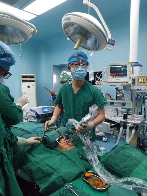 憋气2年余,经检查,诊断为"慢性扁桃体炎 腺样体肥大",遂收治入院