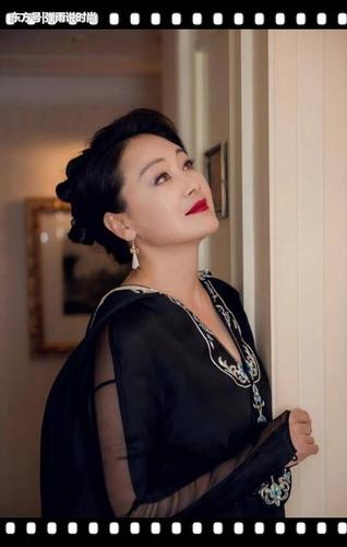 人老不珠黄 62年的王姬黑色深v礼服秀性感 成就最美奶奶