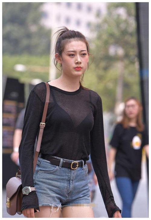 街拍:小姐姐穿黑色纱衣勾勒出朦胧曲线,浑圆饱满的线条很迷人