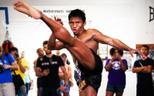 不愧为泰拳王,恐怖连膝连教练都直呼受不了!播求为何这么吊!