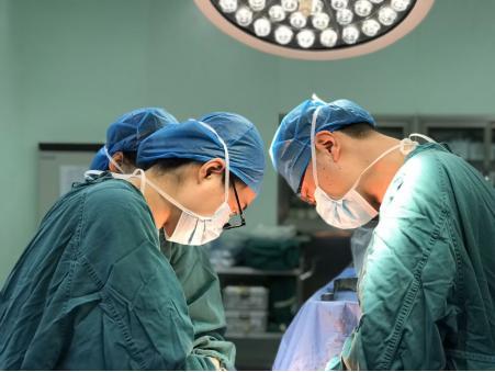重医大附三院妇产中心:卵巢癌复发又转移 医生8小时切除腹部多处病灶