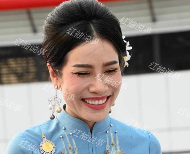 原创苏提达终于大度了!携手诗妮娜登上海报,世纪大和解关系破冰