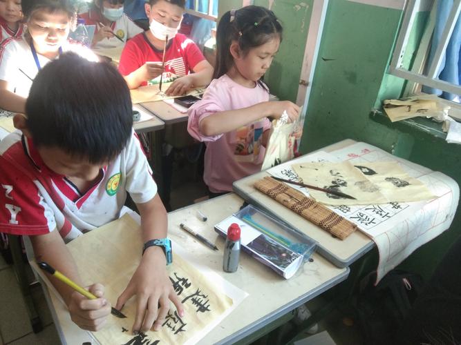 三义小学四年级8班毛笔书法进课堂