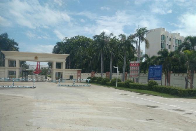 远远看到了军区的大门,拍了拍.走到近前,营区里很静,空无一人.