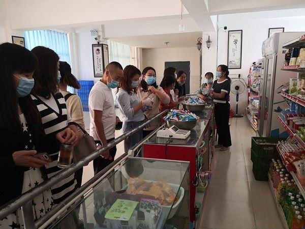 家长代表们走进学校商店检查
