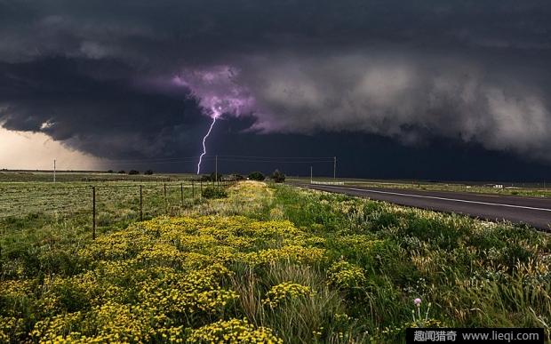 美"追风人"拍到彩虹龙卷风齐现奇观