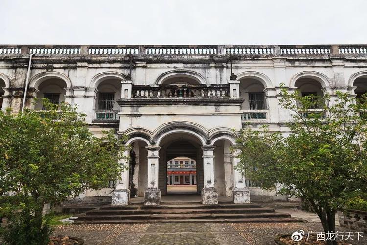 仿照日本早稻田大学与法国哥特式建筑风格建造的教学楼,雄伟典雅,气势