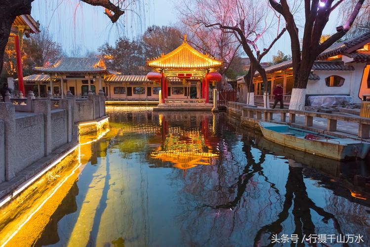 济南趵突泉公园亮灯,夜晚的趵突泉美了,下班之后去看看吧