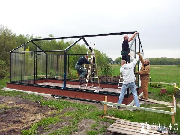 四个朋友一起搭棚子好基友的感觉