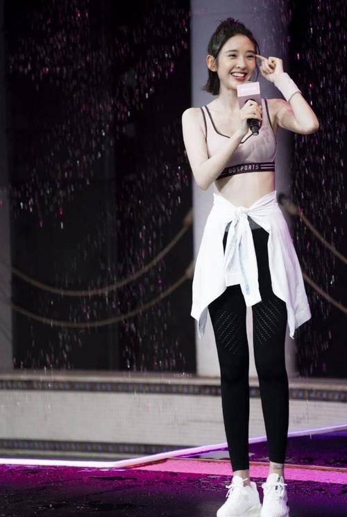 唐艺昕一袭运动装走t台,凹出"漫画腰",身材堪比超模啊