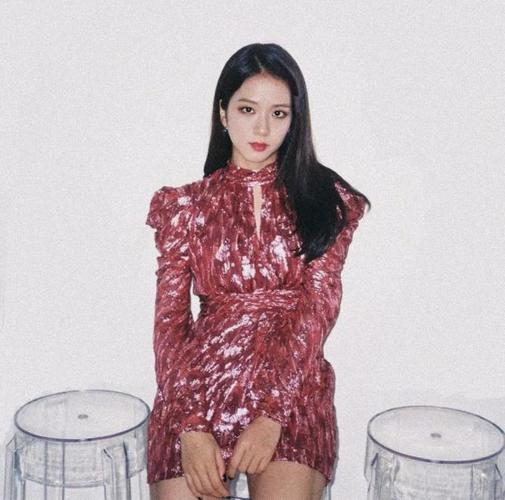 跟blackpink的"人间四月"jisoo学穿搭,又甜又乖是智秀