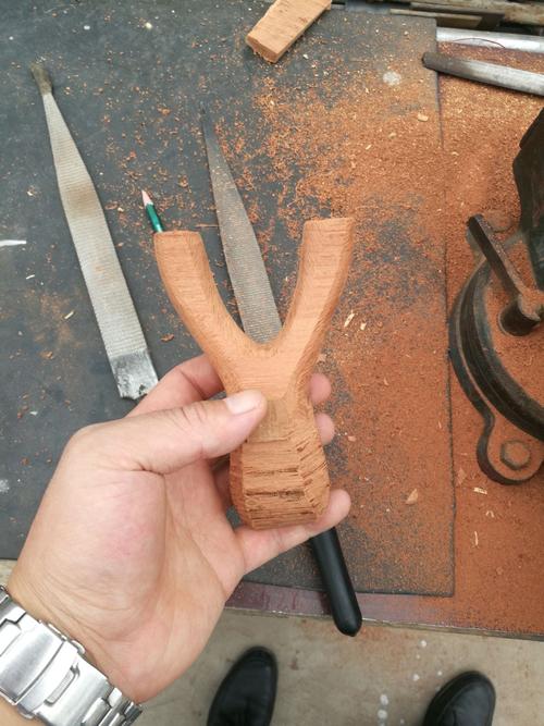 老爸和我的的手工制作——弹弓