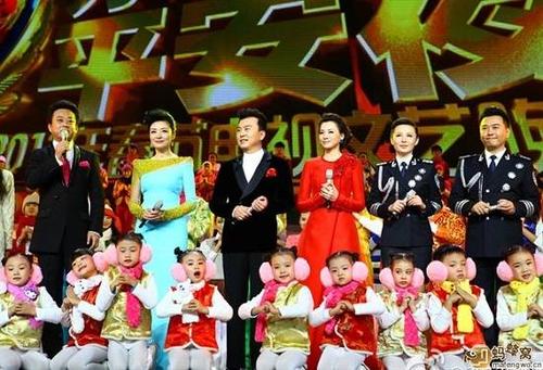 > 2015央视春节晚会主持人 导演名单    2015央视春晚主持人是谁?