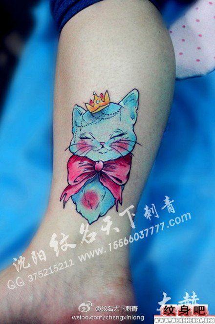 女生腿部猫咪与蝴蝶结纹身图案